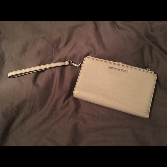 Michael Kors Handbags - (💜1HR SALE!) Michael kors Jet Set wallet